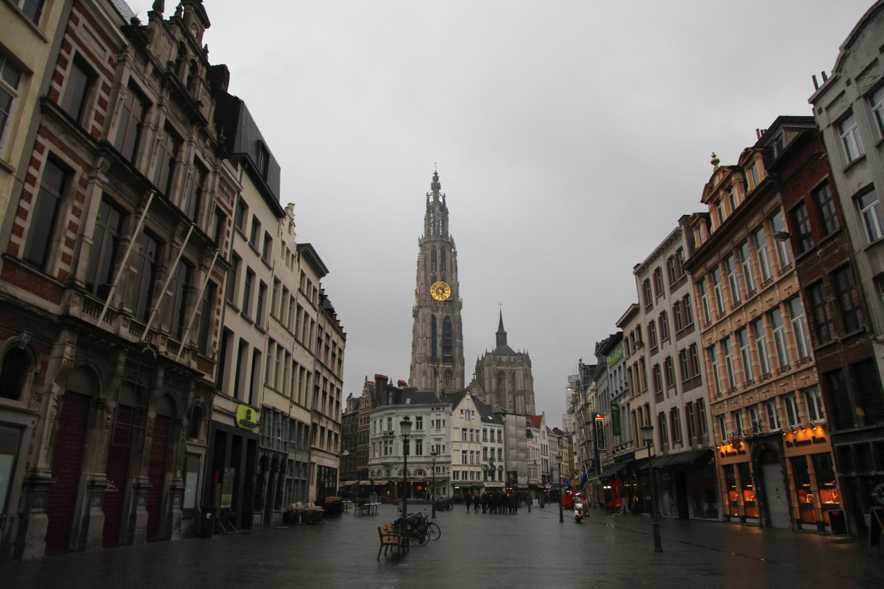 uec_be_antwerpen_onze_lieve_vrouwekathedraal_and_street